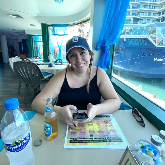 Meet your Posher, Nicole - Picture 1 of 1